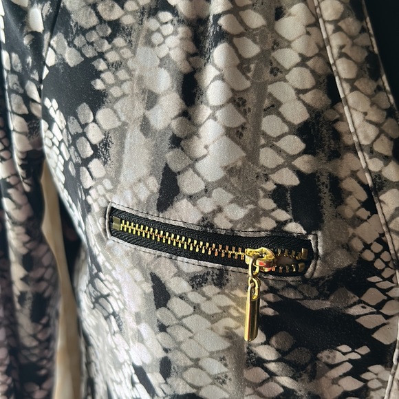 International Concepts snake print pullover shirt w/ gold accent faux pockets - Picture 8 of 13